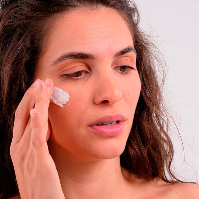 Para qué sirve el masaje facial: beneficios y cómo hacerlo en casa